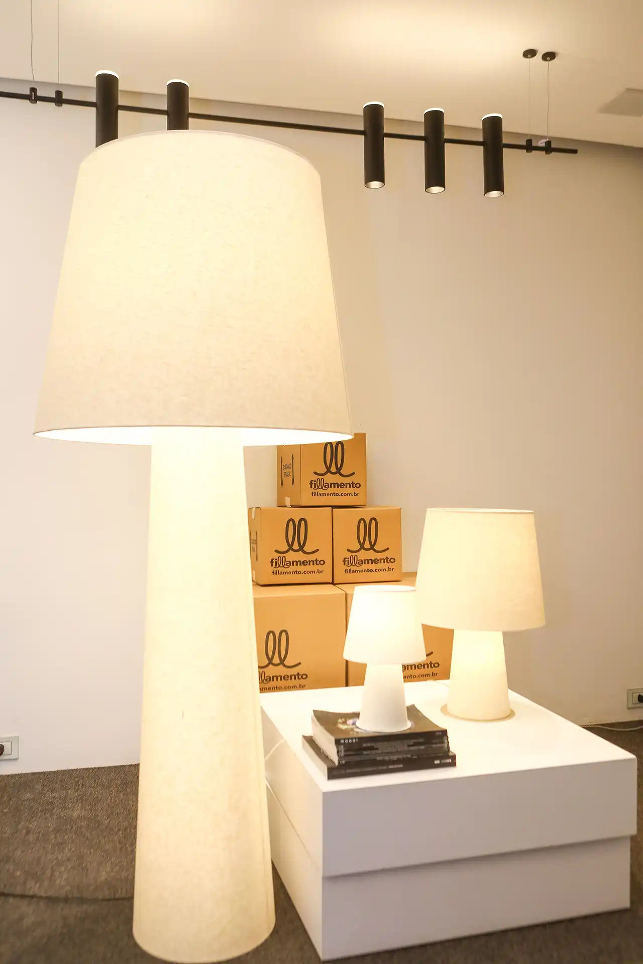 Imagem ambientada luminária Fillamento Aurora Chão Imagem ambientada luminária Fillamento Aurora Chão