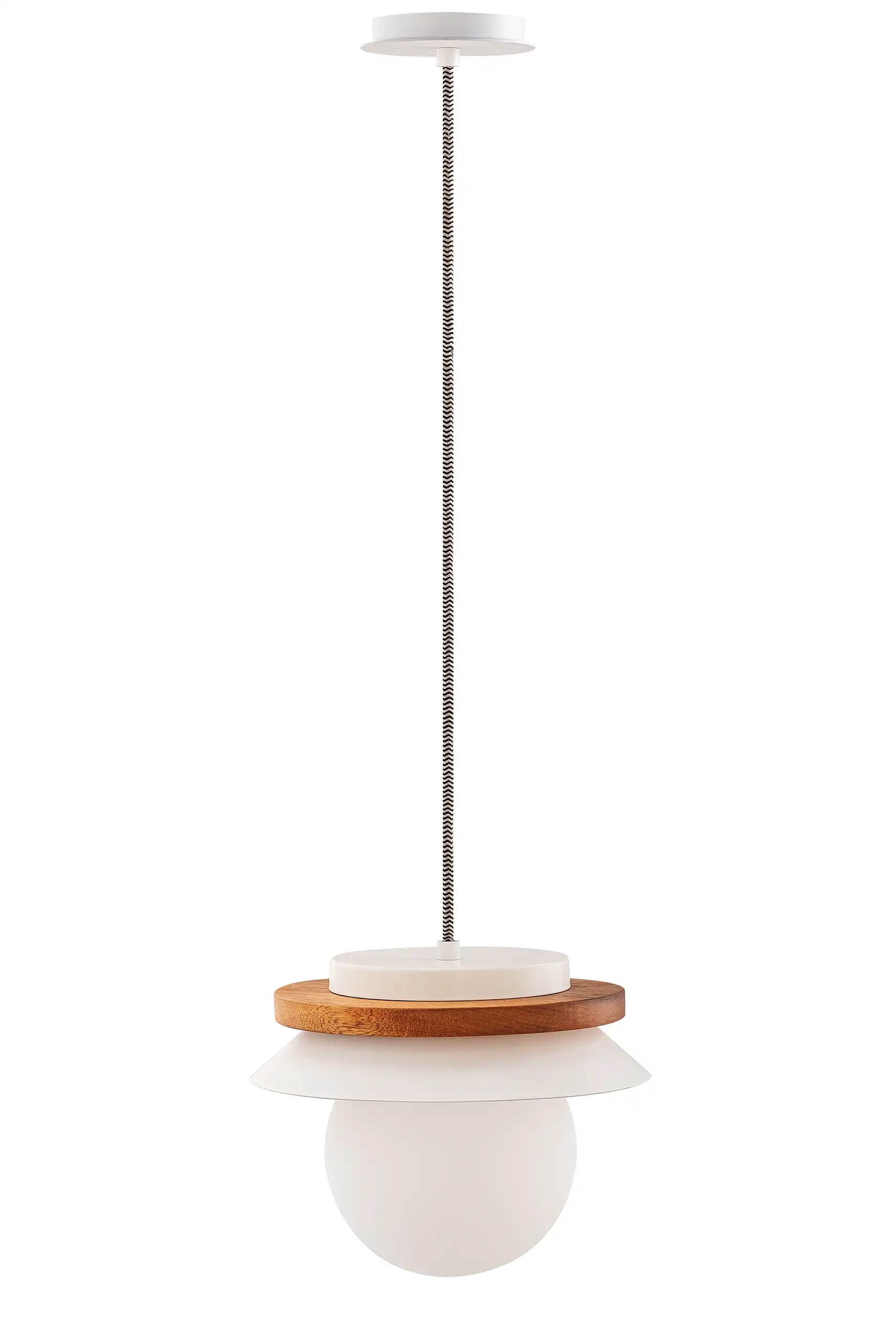 Pendente Fillamento TRIO III em metal, vidro leitoso, madeira canela. Cordão de tecido cores. Pendente Fillamento TRIO III em metal, vidro leitoso, madeira canela. Cordão de tecido cores.